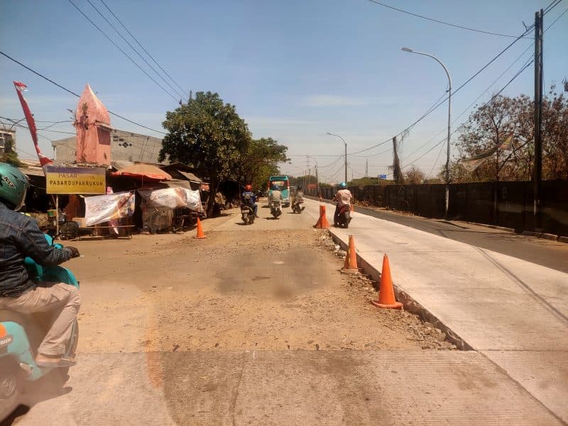 Pembangunan Jalan Dupak Berhenti, Warga dan Pedagang Loak Menjerit