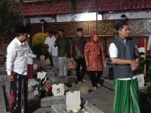 Cagub Jatim Risma – Cawagub Gus Hans Ziarah di Makam Pendiri NU