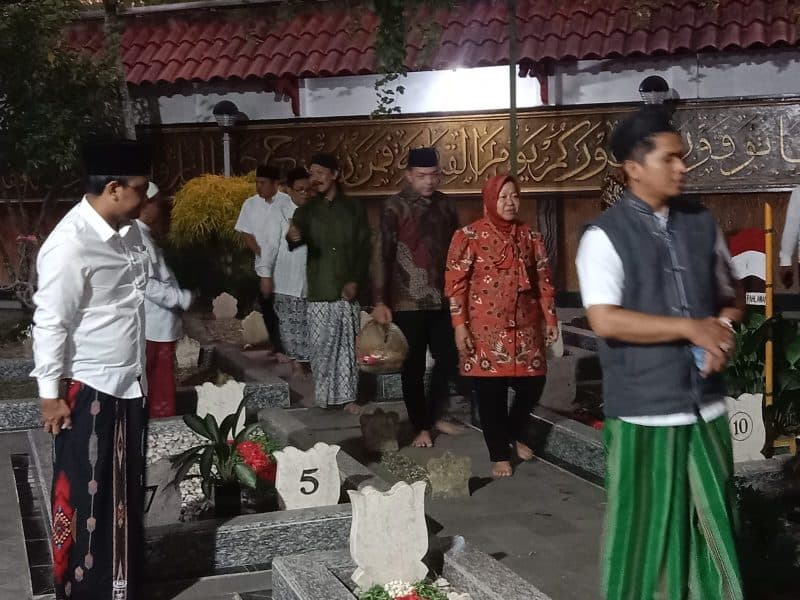 Cagub Jatim Risma – Cawagub Gus Hans Ziarah di Makam Pendiri NU