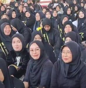Ribuan Emak – Emak di Banyuwangi Wisuda Sekolah Orang Tua Hebat