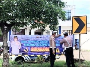 Polres Pelabuhan Tanjung Perak Pasang Rambu Jalur Rawan Jelang Nataru