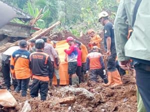 Korban Terakhir Tanah Longsor Ditemukan di antara Reruntuhan Bangunan