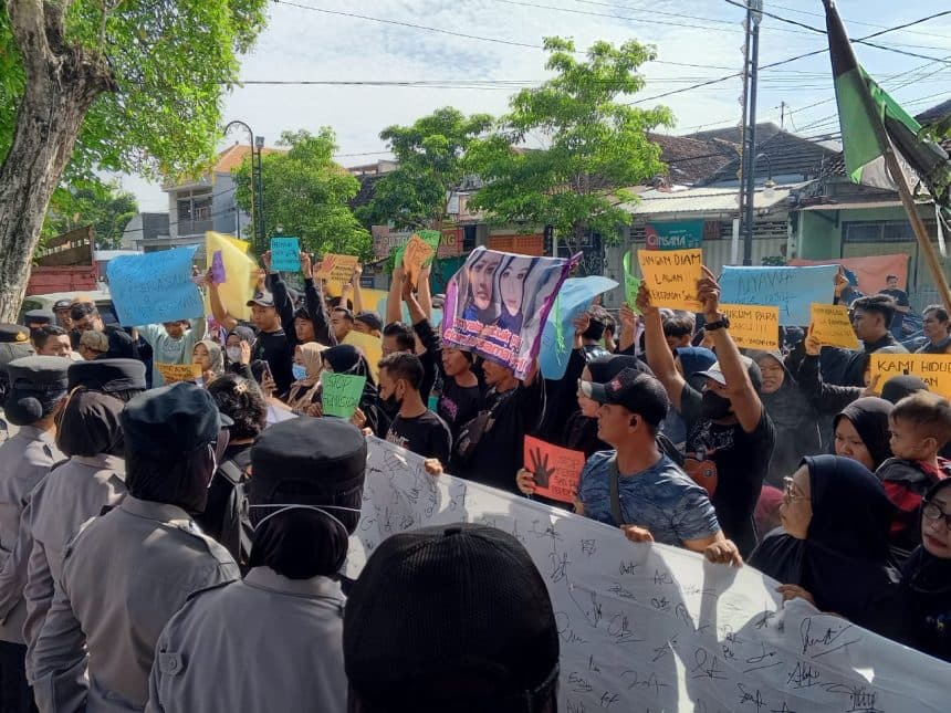 Puluhan Aktivis Demo Desak Pemerintah Serius Lindungi Perempuan & Anak