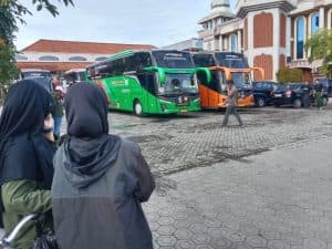 Mudik Lebaran: 22 Bus & Dua Gerbong Kereta Antar Ribuan Santri Jombang