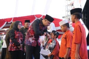 Eri Cahyadi Ajak Warga Surabaya Peduli Sesama di Hari Pertama Kerja