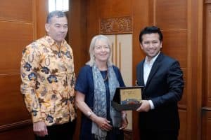 Wagub Emil Terima Penyerahan Proyek Bantuan Pendengaran dari Australia