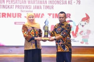 PWI Jatim Beri Penghargaan Khofifah atas   Program Misi Dagang Ekonomi