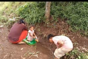 Anak Desa Klampok Bermain Bebekan di Selokan dari Air SPAM Singosari