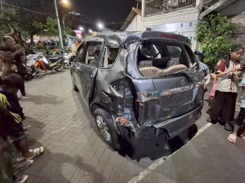 Mobil Terhantam Kereta di Perlintasan Ngagel Surabaya, Sopir Selamat