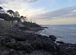 Ombak Besar&Macet Tak Halangi Warga Ritual Mandi Suro di Laut Ketapang
