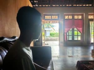 Pelajar kelas VIII MTs di wilayah Kabupaten Madiun ini mengalami trauma hingga sakit akibat kejadian percekcokan dengan nenek Sinem dengan dilempari kotoran sapi, hingga terancam masuk bui. (Foto : jero)