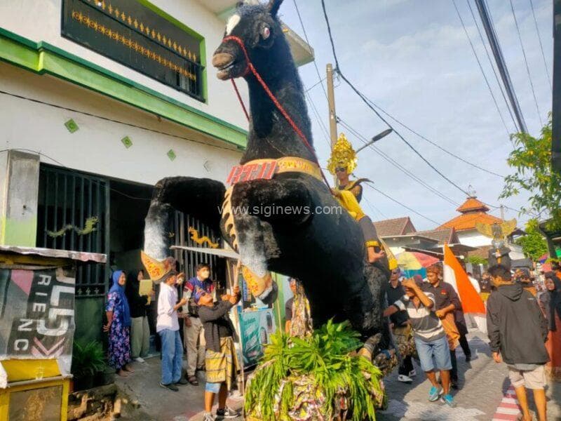 Peserta menampilkan kreativitas berupa Kuda Jingkrak di acara Karnaval Sedekah Bumi Dukuh Karangan. (Foto : jero/siginews.com)