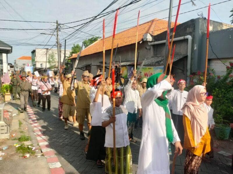 Warga berkostum ala pejuang, ulama, santri hingga tentara di Karnaval Sedekah Bumi Dukuh Karangan. (Foto : jero/siginews.com)