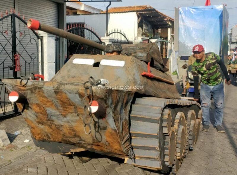 Ada yang menampilkan miniatyr tank yang terbuat dari karton. (Foto : jero/siginews.com)