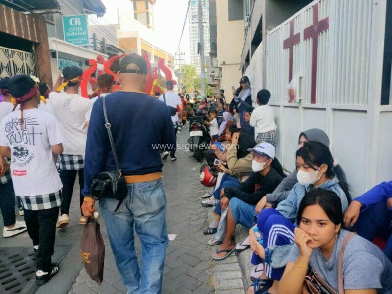 Rangkaian peserta Karnaval Sedekah Bumi itu menjadi tontonan gratis warga Dukuh Karangan, Kelurahan Babatan, Kecamatan Wiyung, Kota Surabaya. (Foto : jero/siginews.com)