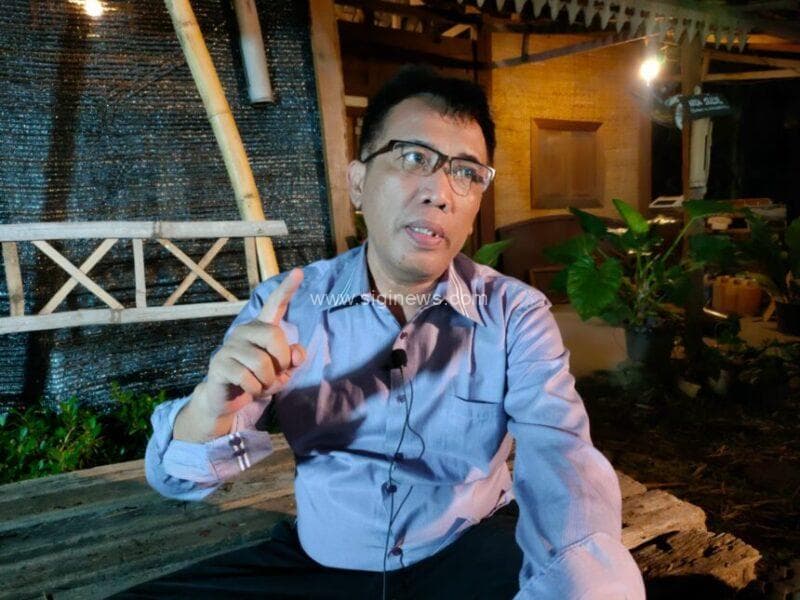 Andreas Pardede kepada siginews.com usai acara Diskusi Terbuka Peringatan Hari Tani bertemakan 'Arti Penting Petani Dalam Gerakan Sosial' di Sekolah Alam Petani Muda Nusantara, di Jalan Rungkut Menanggal No 26, Surabaya, Sabtu (27/9/2025) malam. (Foto: rois)