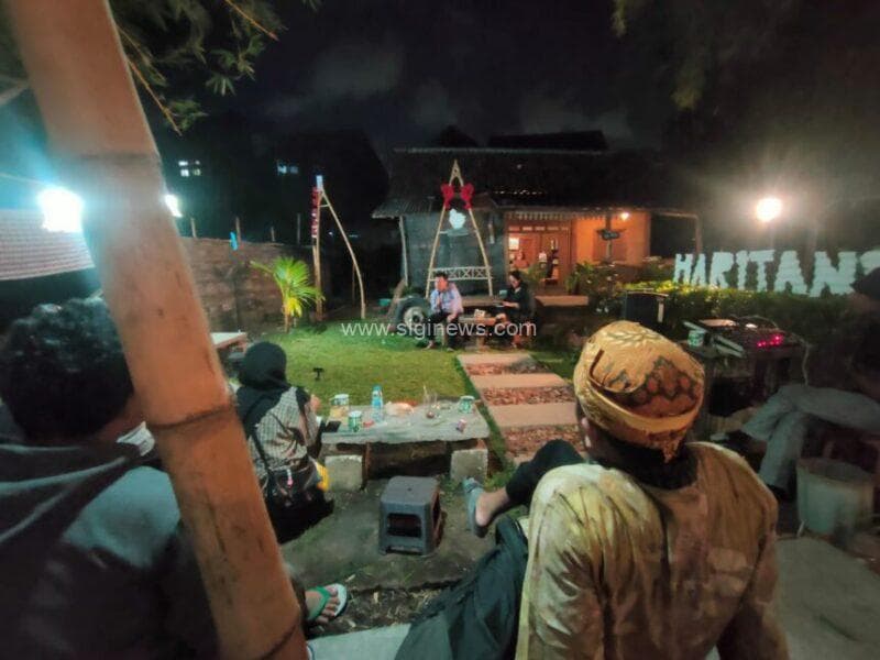 Diskusi Terbuka Peringatan Hari Tani bertemakan 'Arti Penting Petani Dalam Gerakan Sosial' di Sekolah Alam Petani Muda Nusantara, di Jalan Rungkut Menanggal No 26, Surabaya, Sabtu (27/9/2025) malam. (foto: rois)