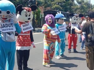 FRMJ Gruduk Kejari Jombang Pakai Badut