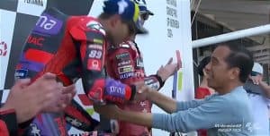 Jokowi Serahkan Trofi Juara MotoGP Mandalika 2024 ke Jorge Martin