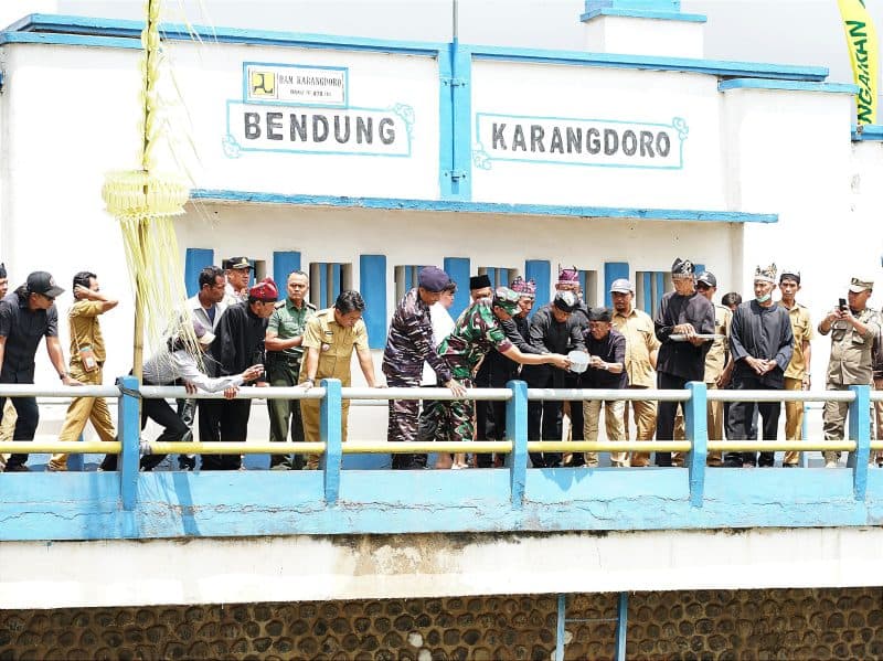 275 Petani Banyuwangi Tuangkan ‘Dawet’ ke Sungai, Ini Penjelasannya