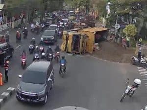 Dump Truk Terguling Matrial Sirtu Tutupi Jalan, Diduga Sopir Over Work
