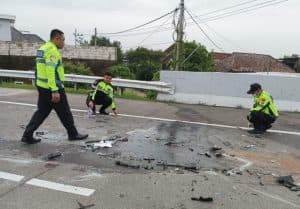 Dua Orang Pegawai Dinsos Bangil Tewas Kecelakaan di Tol Jombang KM 677