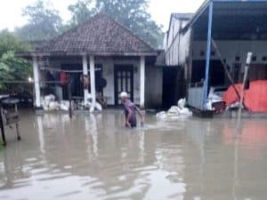 Banjir Terjang Tiga Desa di Mojoagung, Warga Pilih Jaga Harta Bendanya