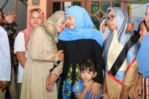 Khofifah Peluk Duka Korban Longsor Pacet-Cangar dan Beri Santunan