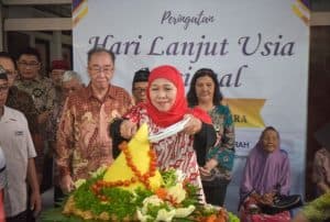 Anda Lansia? Khofifah Berikan Bantuan di Hari Lansia Nasional