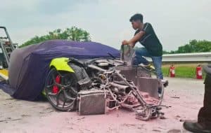 Mobil Mewah Lamborghini Ringsek Usai Tabrakan di Tol Jombang-Mojokerto