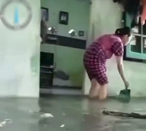 Banjir Rob Rendam Sukolilo Baru Surabaya, Warga Sibuk Menguras Air