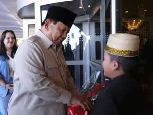 Kunjungan ke Brasil: Prabowo Disambut Hangat Anak Berbusana Adat Bugis