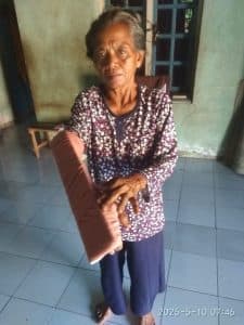 Mbah Sinem menunjukkan luka-luka pada pergelangan tangannya. (Foto : dok. keluarga Sinem)