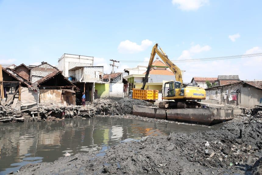 Rumah 120 Juta Dibongkar Sendiri,Ada Apa di Balik Aksi Warga Kalianak?