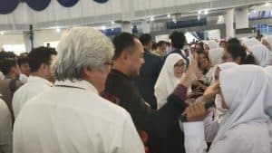 Mahasiswi ITS Salam Toss dengan Walikota Eri dan Ini Kata Menko AHY