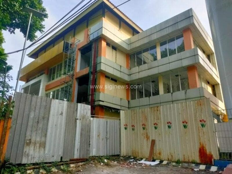 Penampakan proyek gedung forensik RSSA Malang mangkrak. (foto: siginews.com)